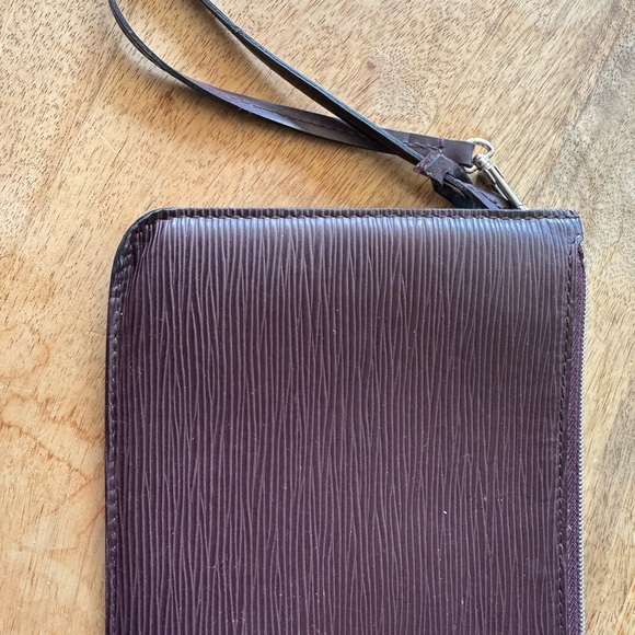 LOUIS VUITTON EPI LEATHER CLUTCH WRISTLET - Picture 4 of 11